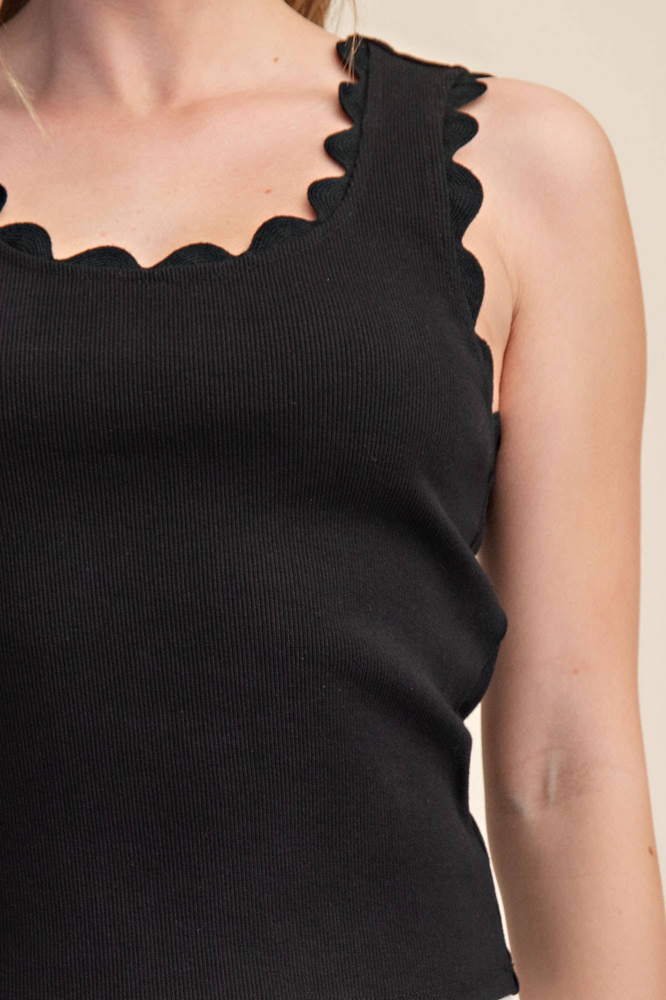 Scallop Wave sleeveless tank-BLACK