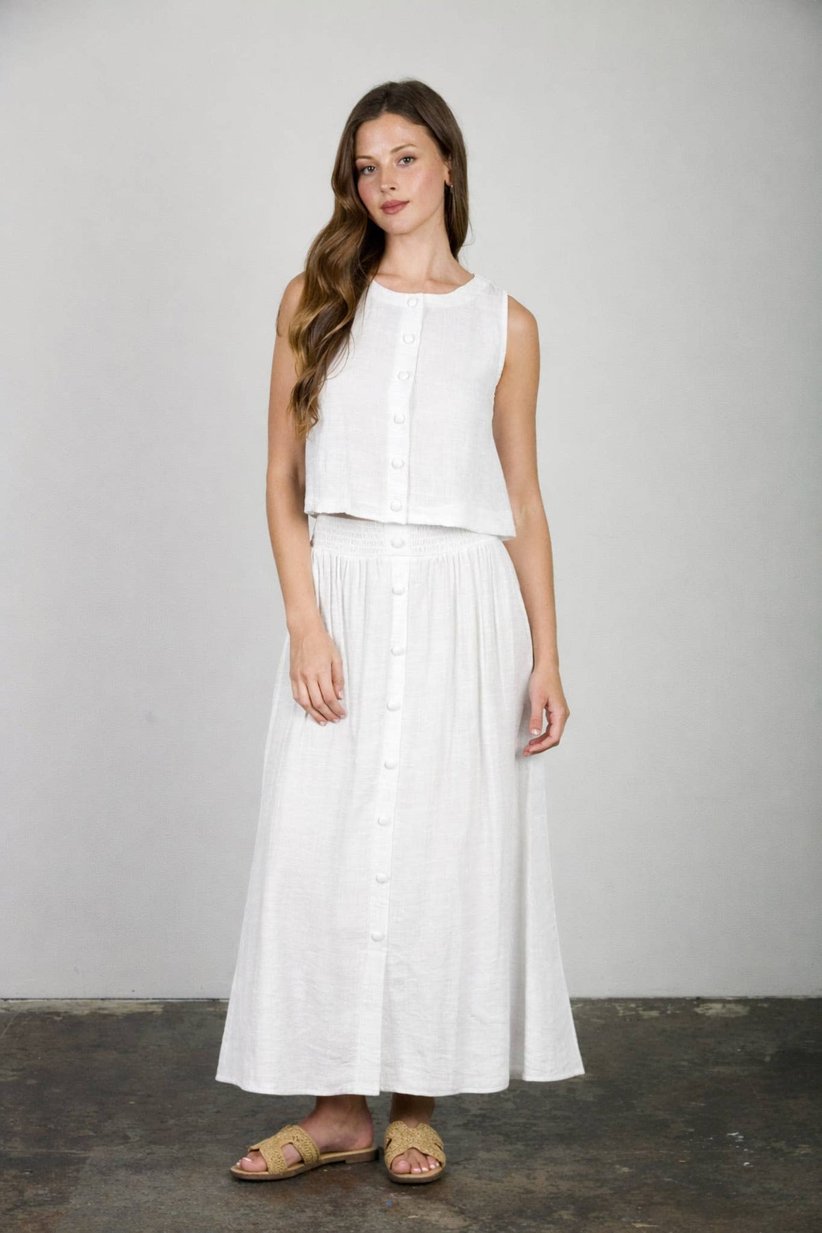 TEXTURED BUTTON DOWN SLEEVELESS TOP: NATURAL