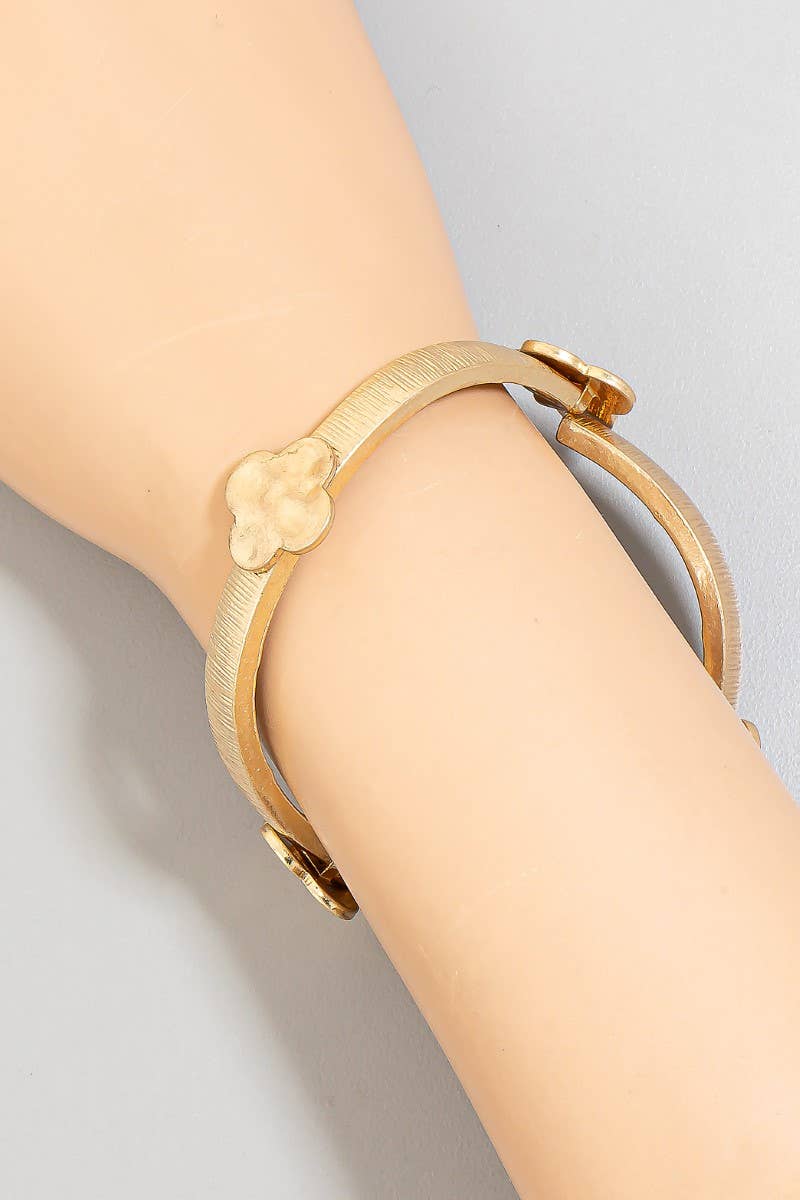 Textured Metallic Clover Charms Elastic Bangle Bracelet: WG