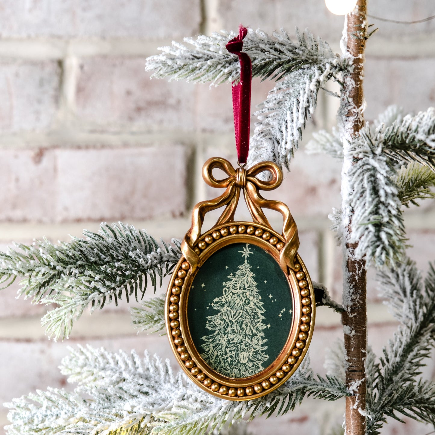 Gold Oval Bow Frame Ornament