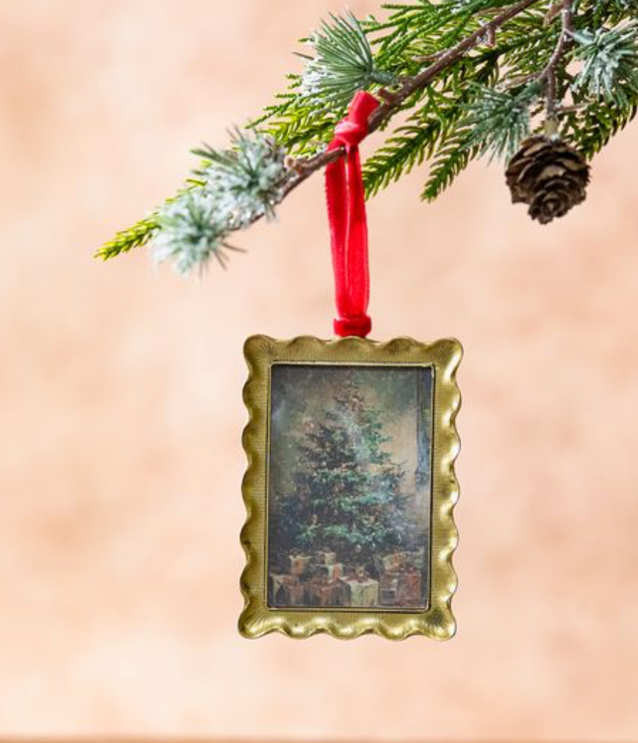 3.5" SCALLOP ORNAMENT FRAME