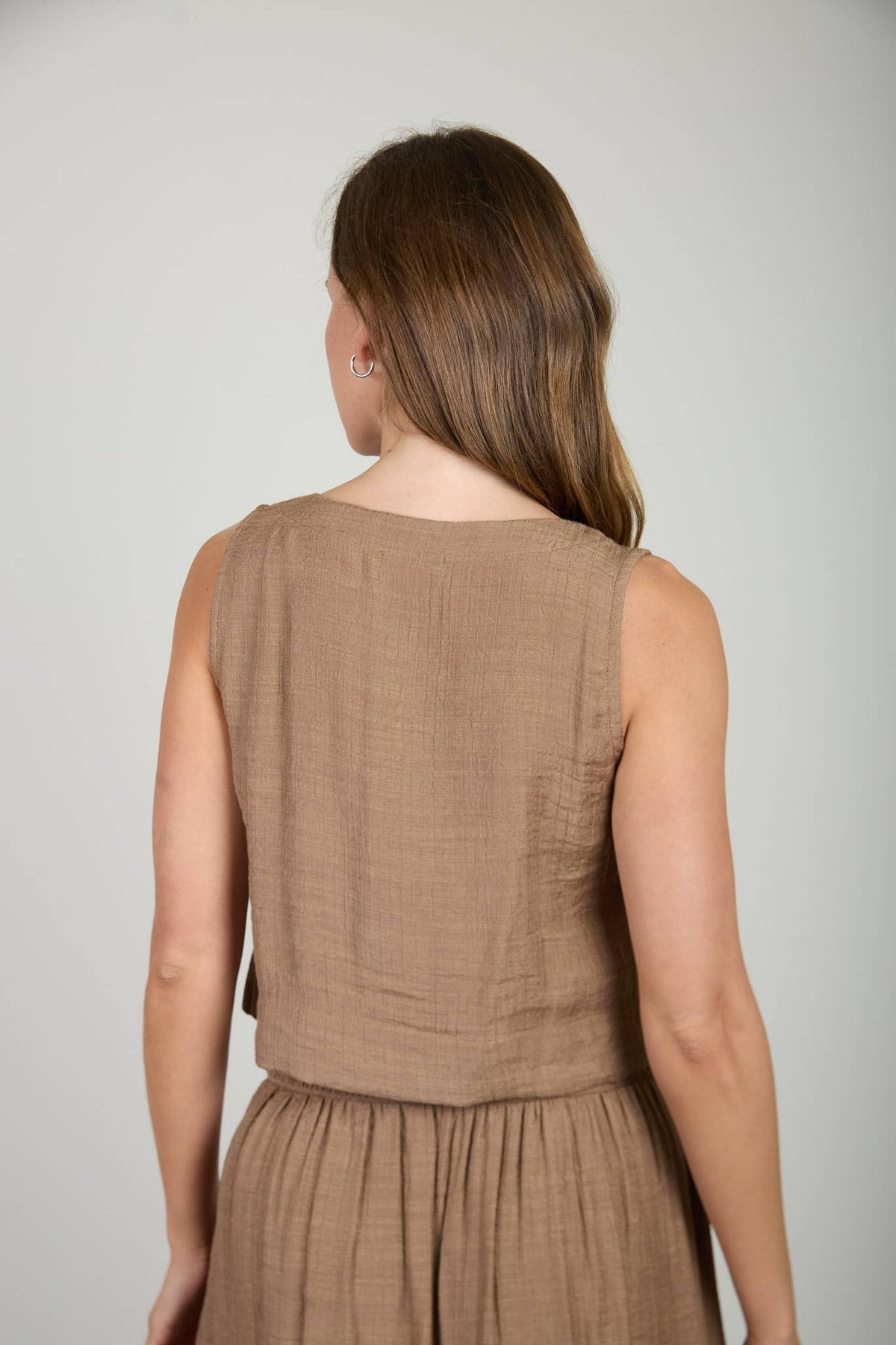 TEXTURED BUTTON DOWN SLEEVELESS TOP: NATURAL
