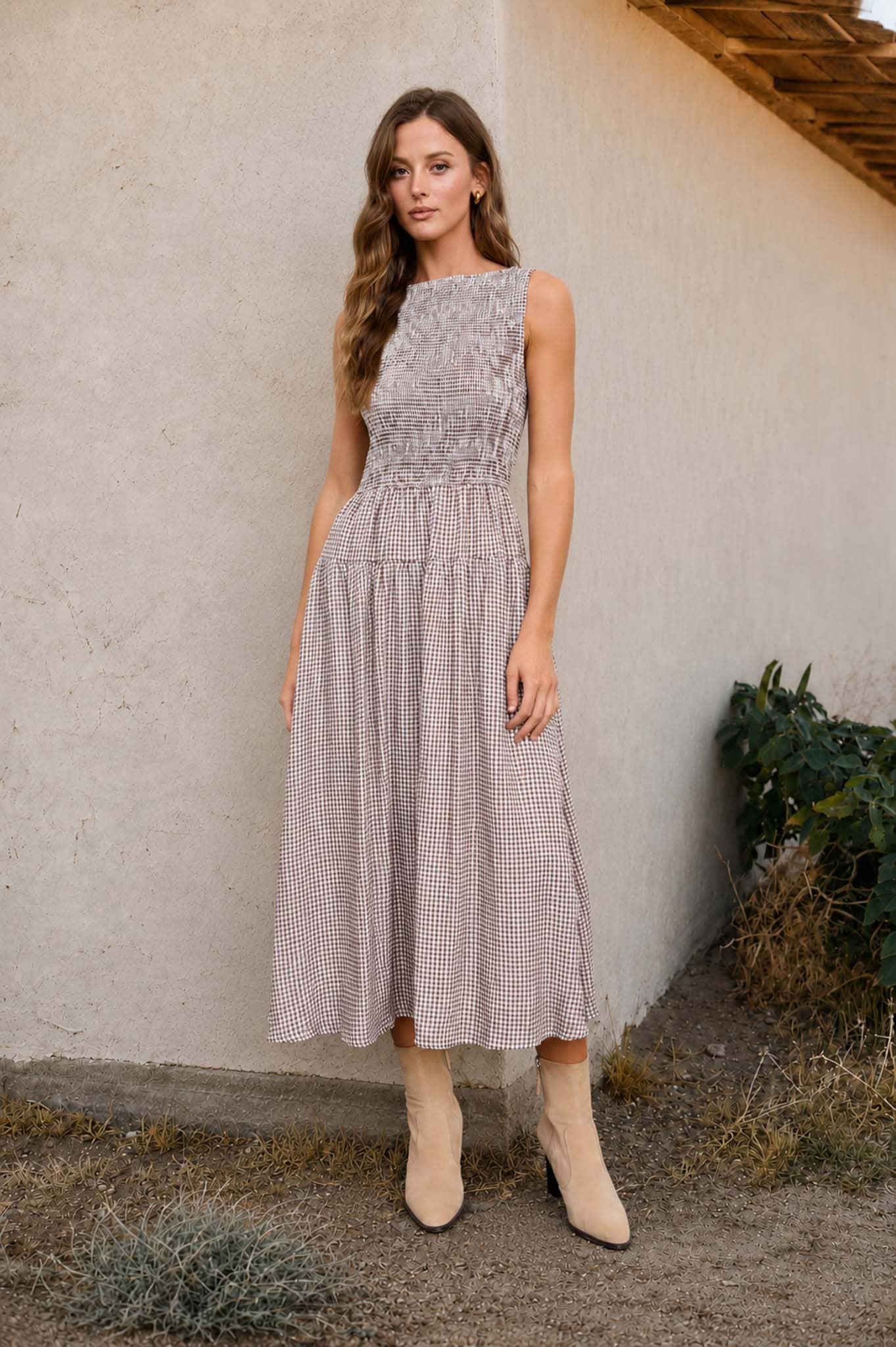 SMOCKED GINGHAM TIERED SLEEVELESS MIDI DRESS: BROWN