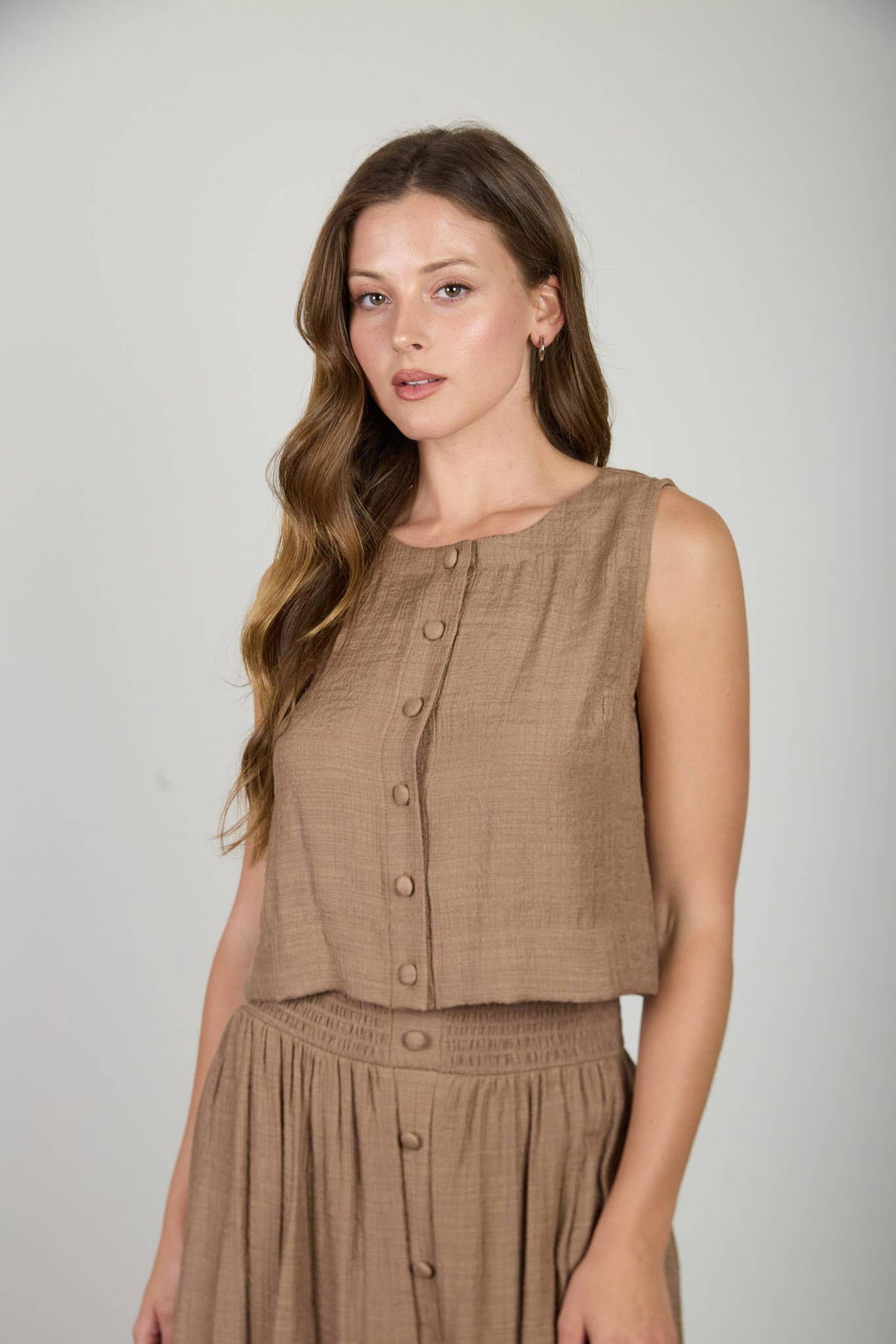 TEXTURED BUTTON DOWN SLEEVELESS TOP: NATURAL