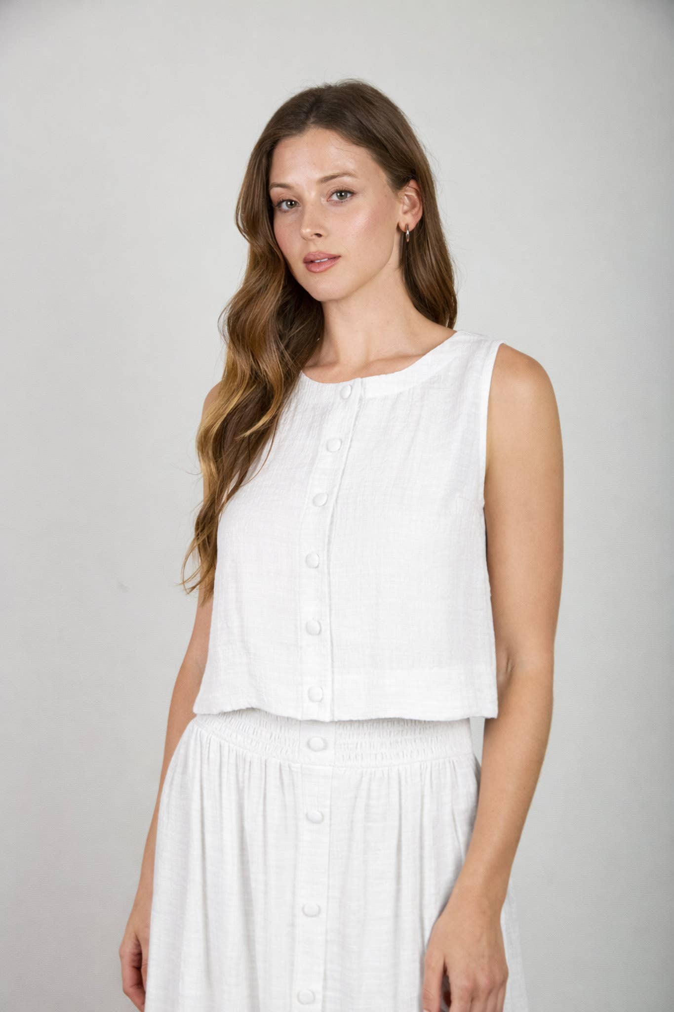 TEXTURED BUTTON DOWN SLEEVELESS TOP: NATURAL