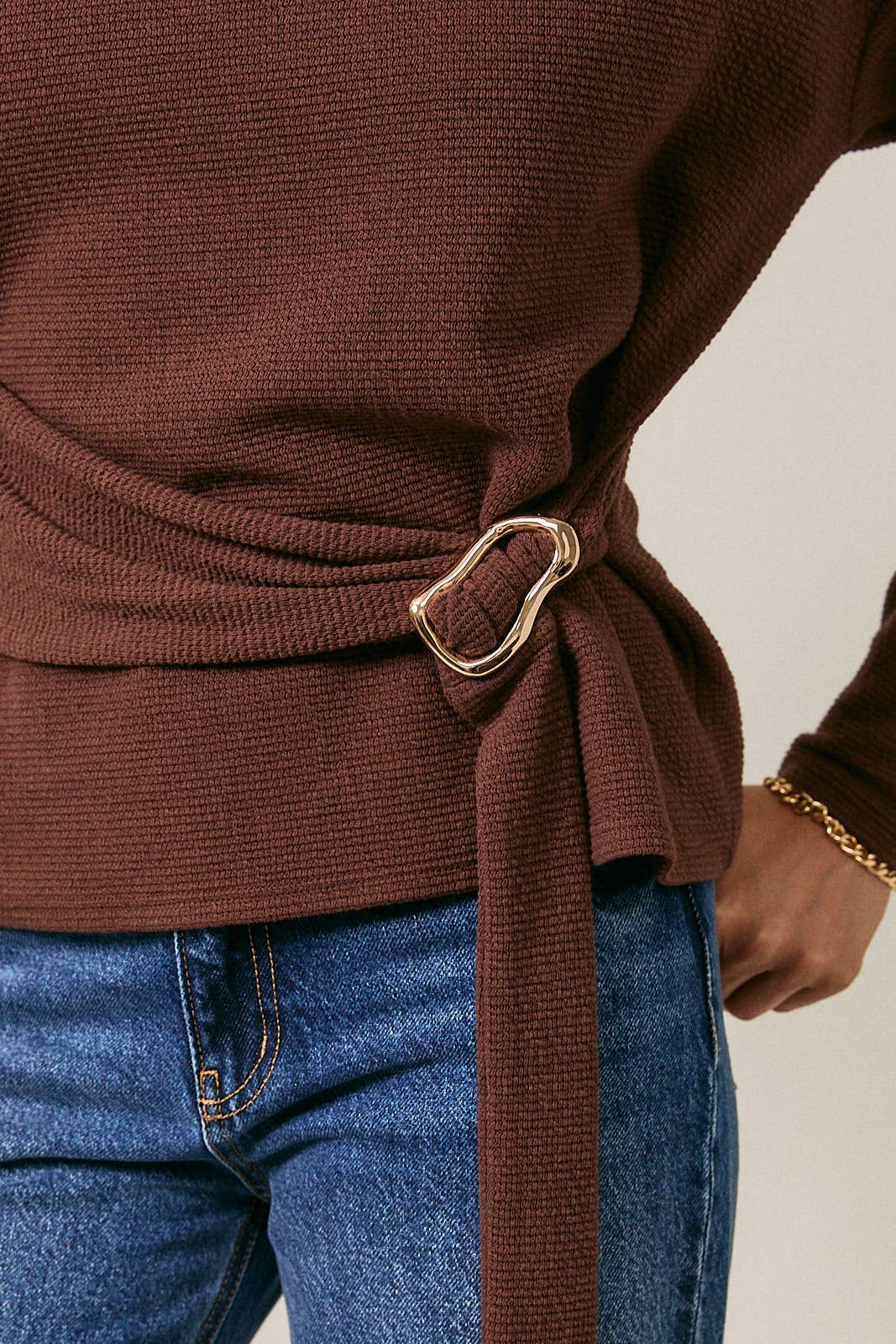 MOCK NECK LONG SLEEVE BELTED DETAIL TOP: Brown, S