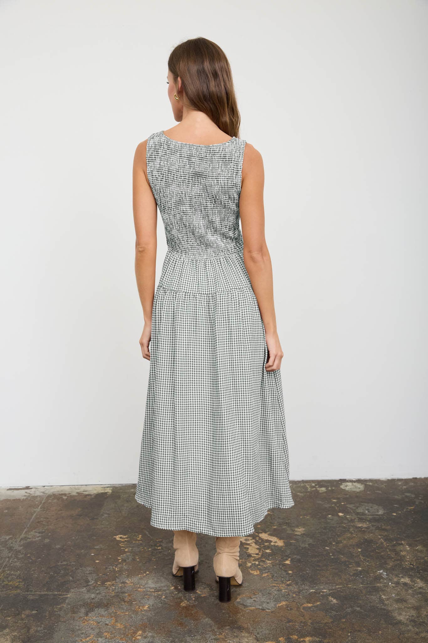 SMOCKED GINGHAM TIERED SLEEVELESS MIDI DRESS: BROWN