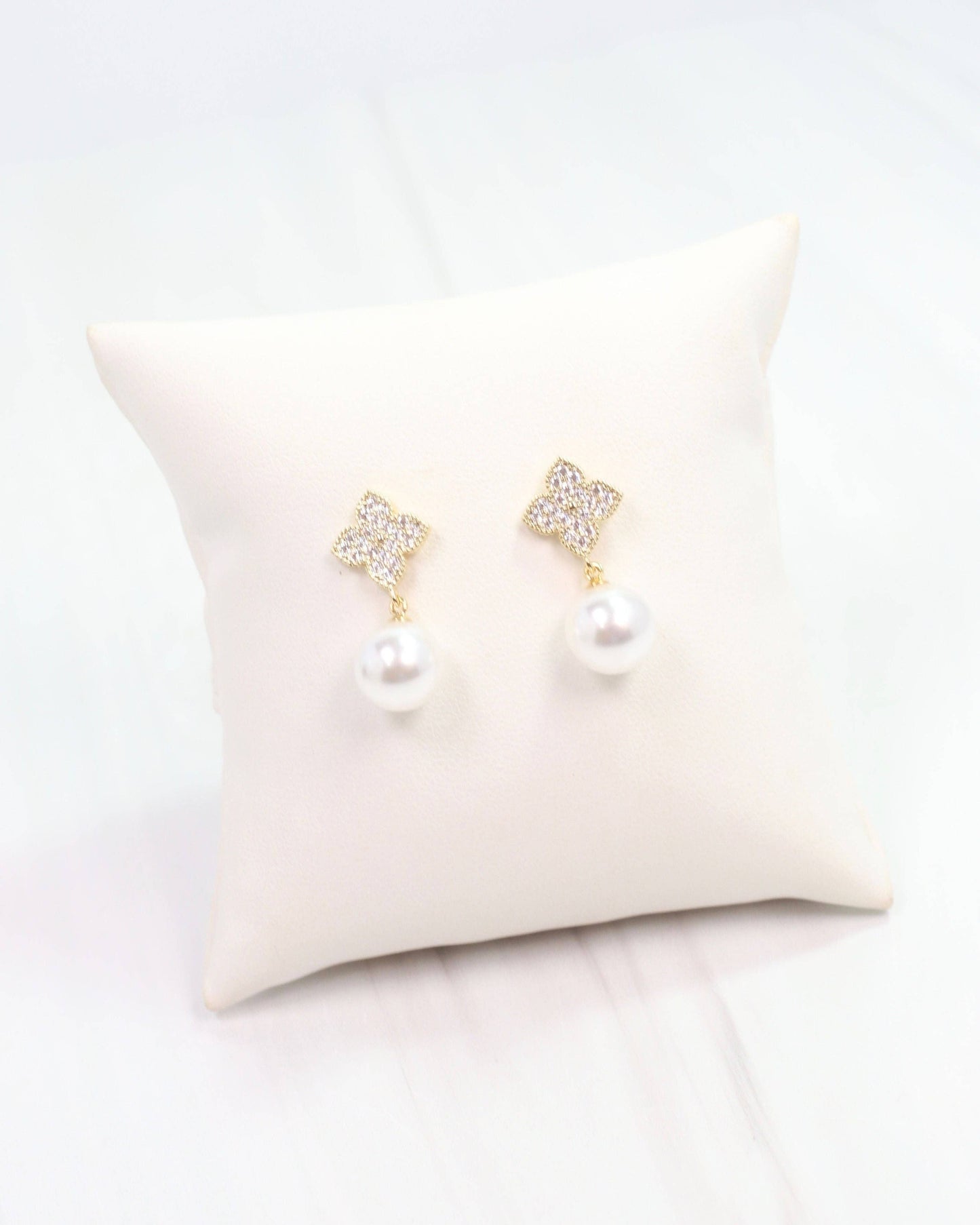 Chanti Clover and Pearl Stud Pearl