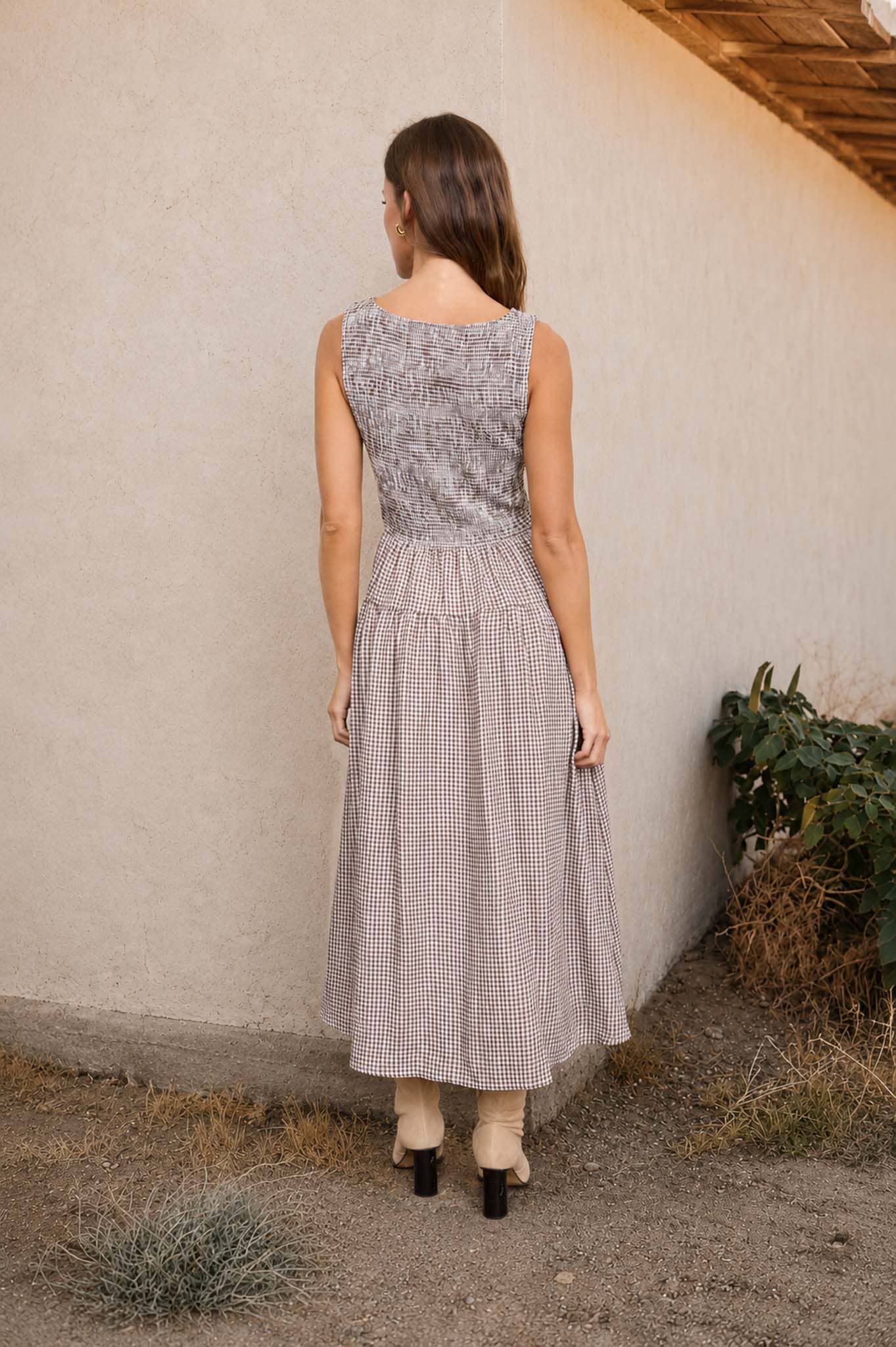 SMOCKED GINGHAM TIERED SLEEVELESS MIDI DRESS: BROWN
