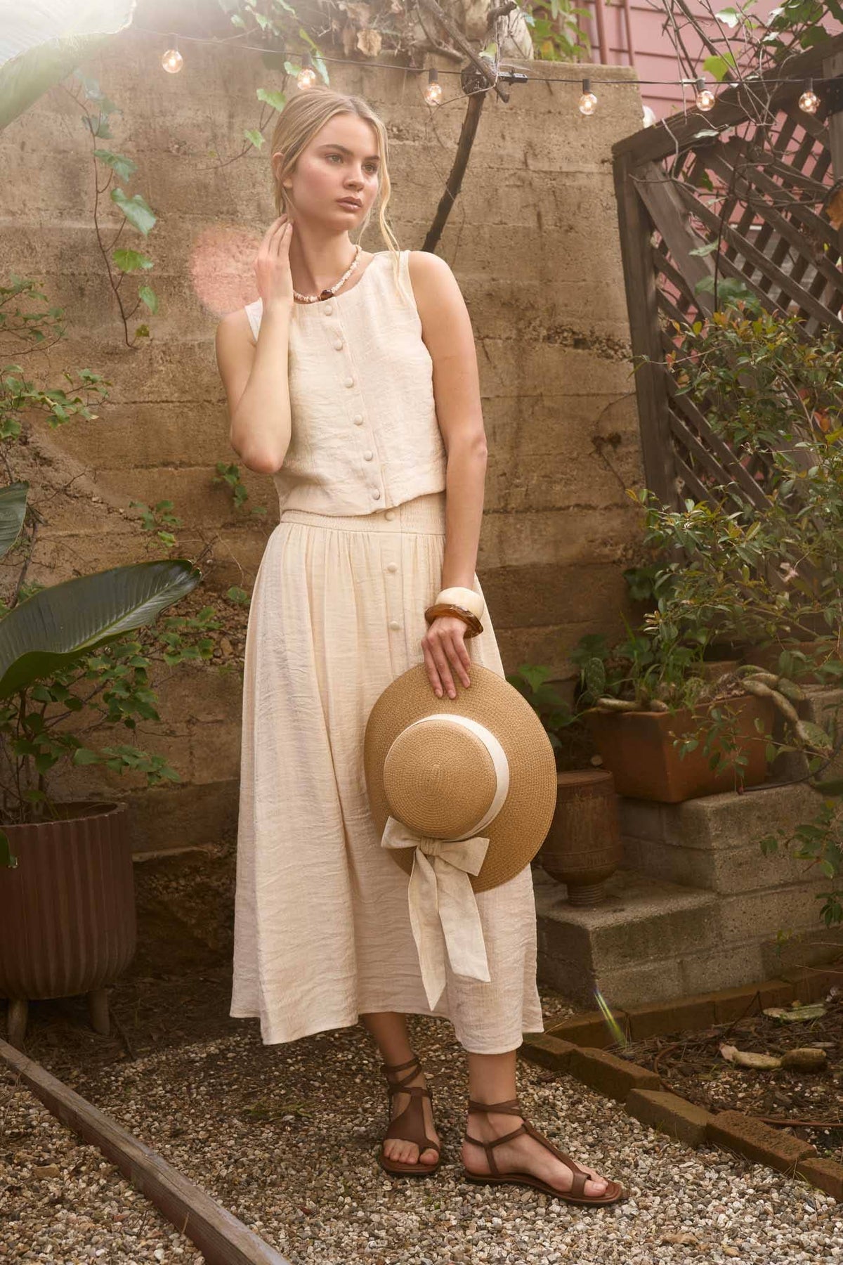 TEXTURED BUTTON DOWN SLEEVELESS TOP: NATURAL