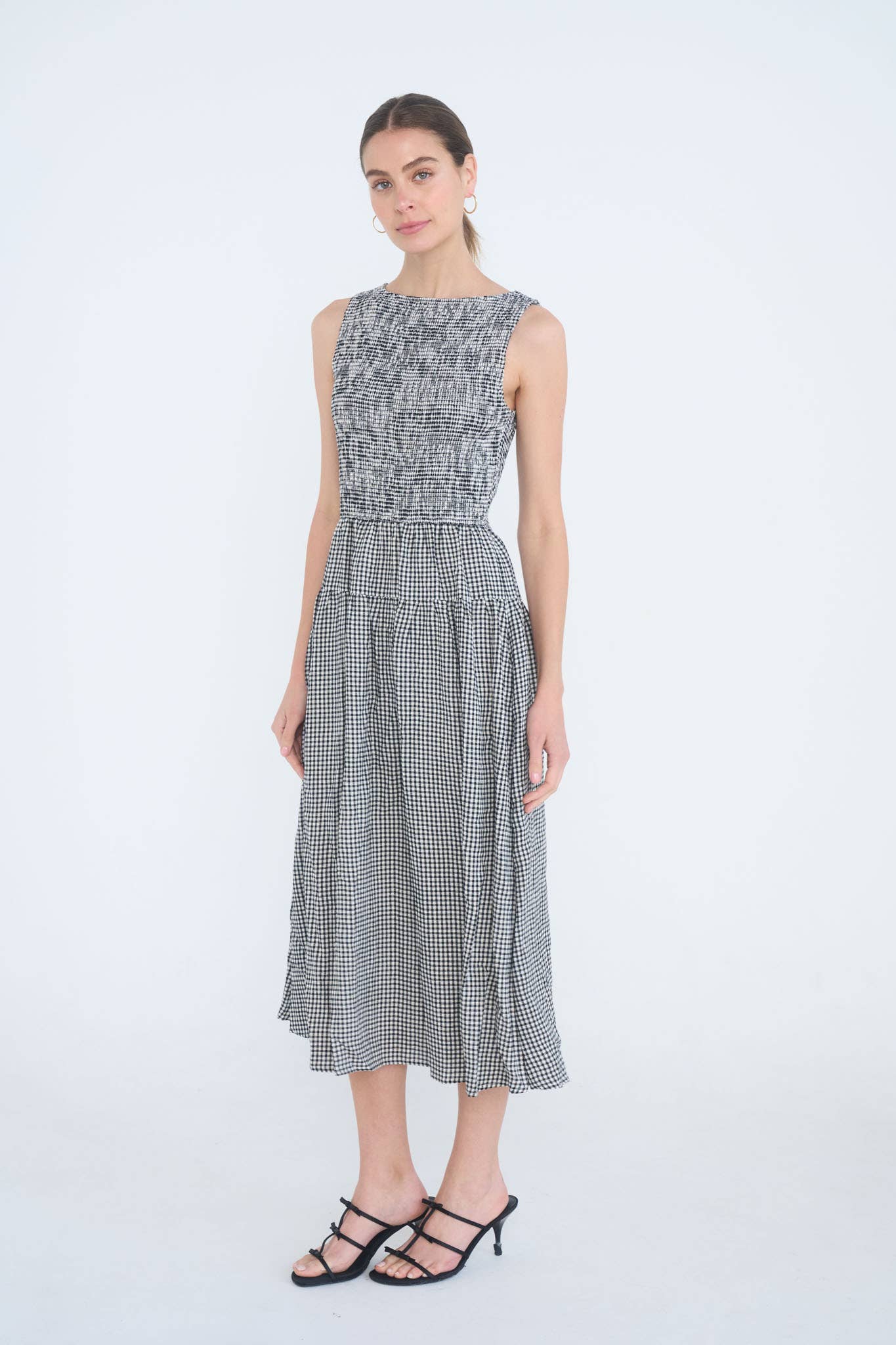 SMOCKED GINGHAM TIERED SLEEVELESS MIDI DRESS: BROWN