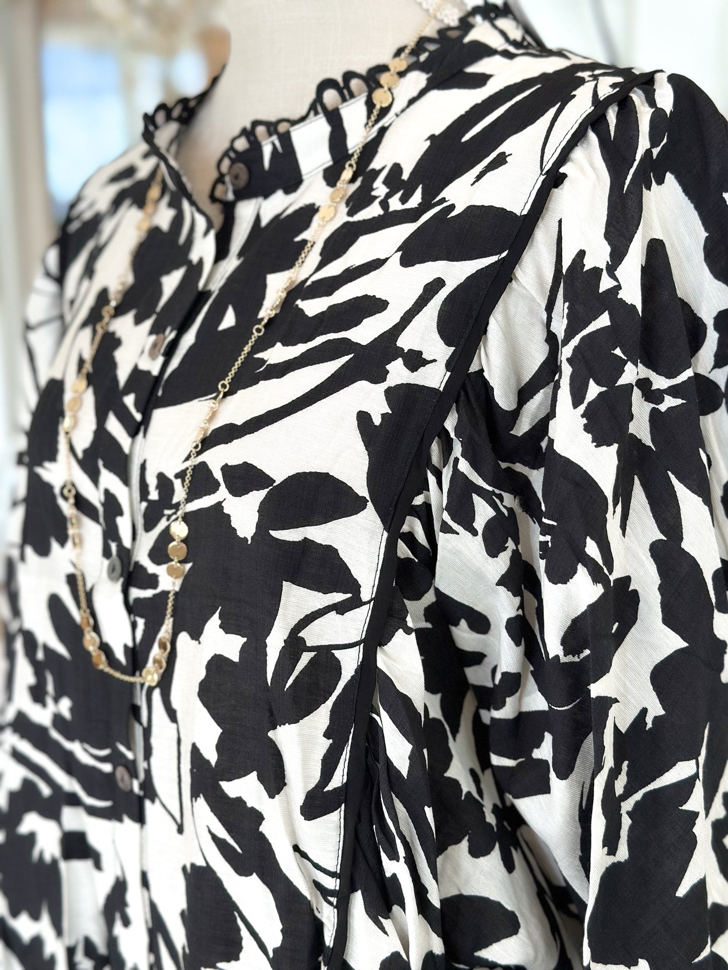 Black & White Flower Top-Curvy