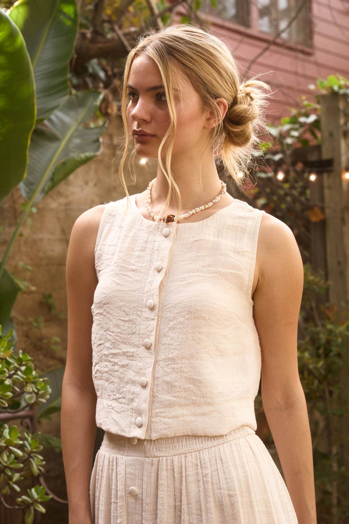 TEXTURED BUTTON DOWN SLEEVELESS TOP: NATURAL