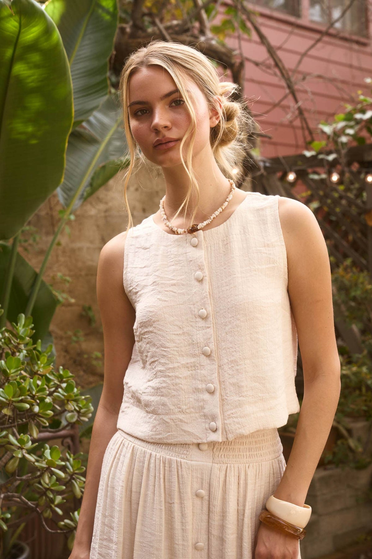 TEXTURED BUTTON DOWN SLEEVELESS TOP: NATURAL