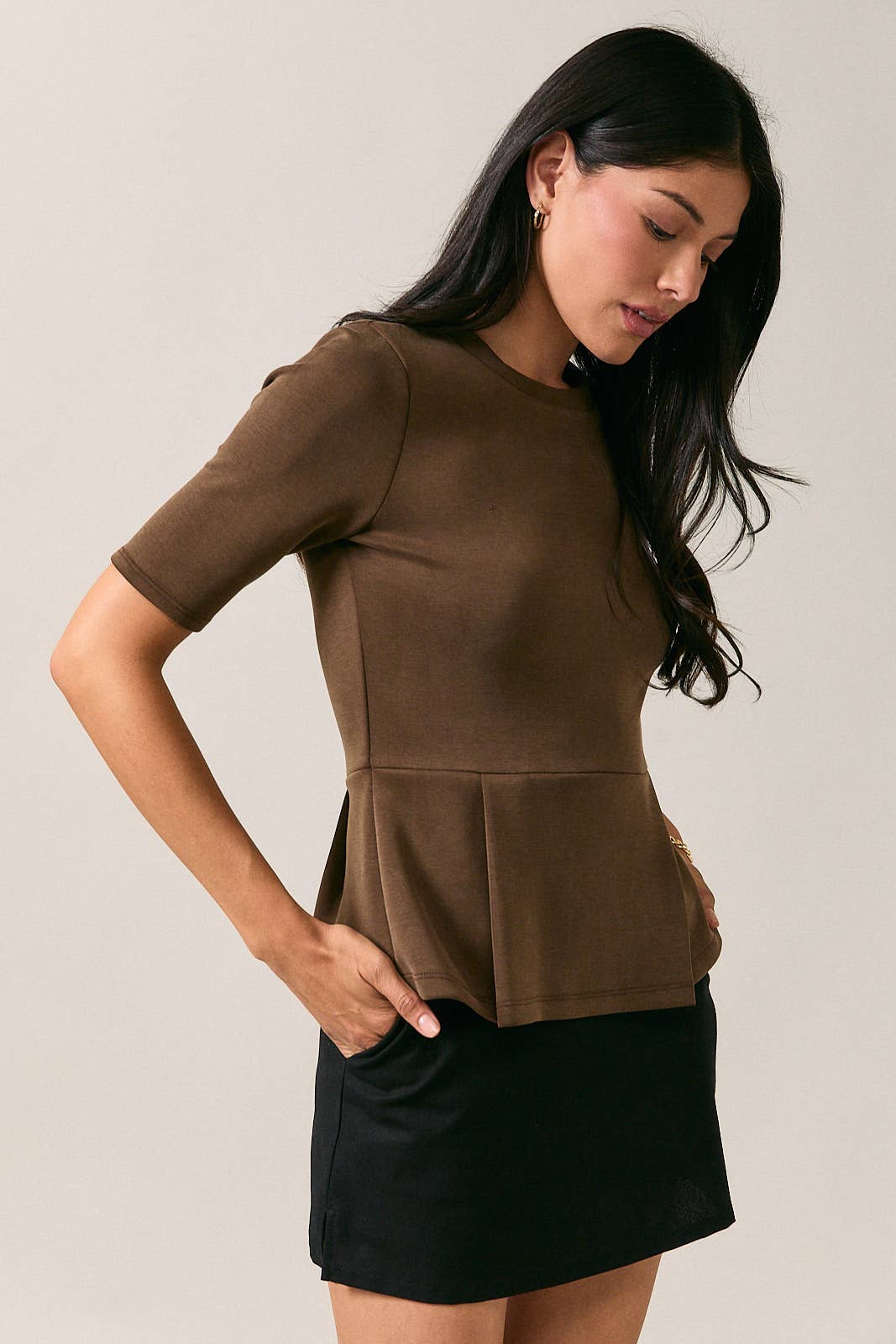 CREW NECK ELBOW SLEEVE PLEATED PEPLUM TOP: Brown, S
