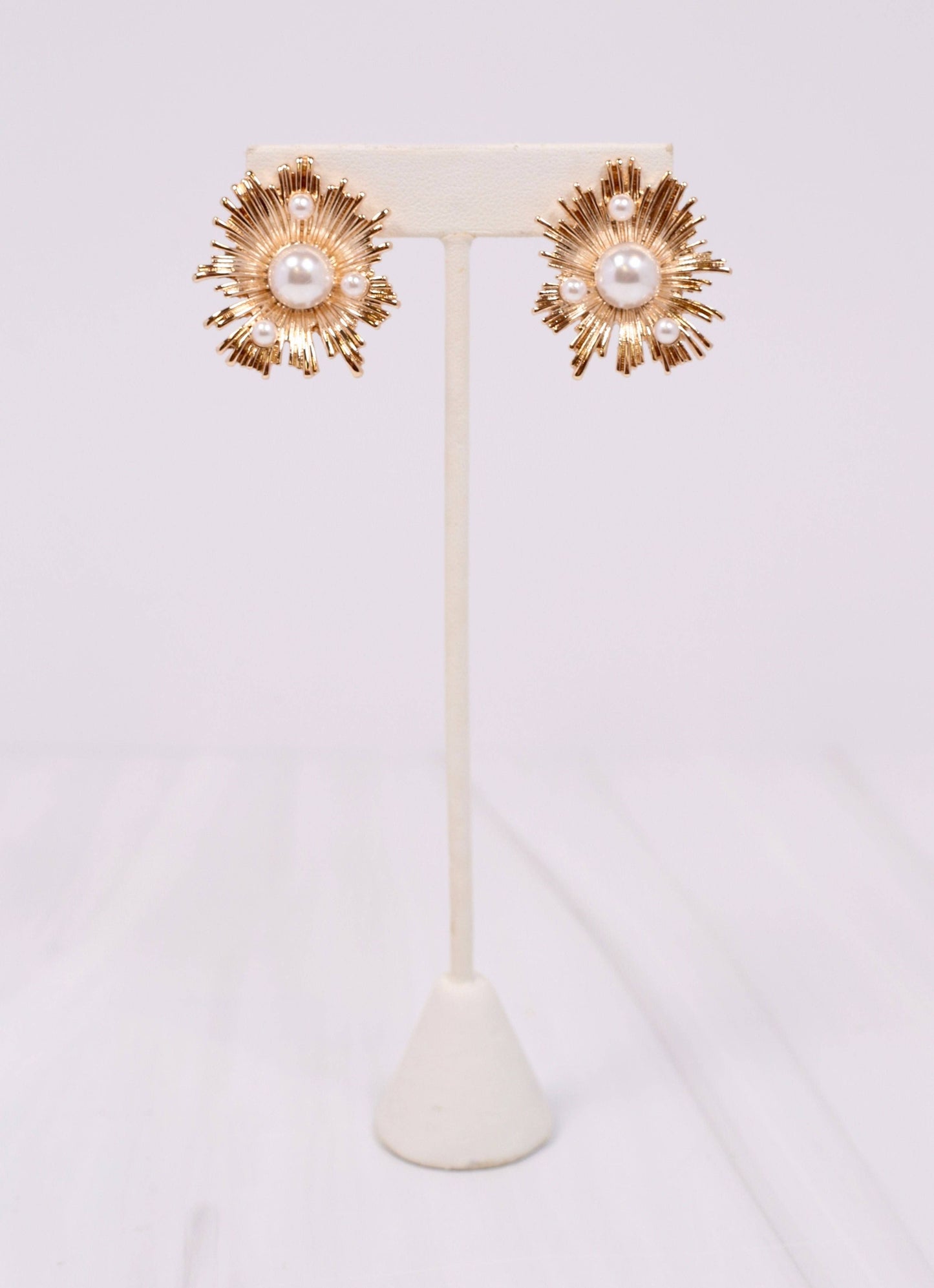 Zacherie Metal & Pearl Earring GOLD: Default