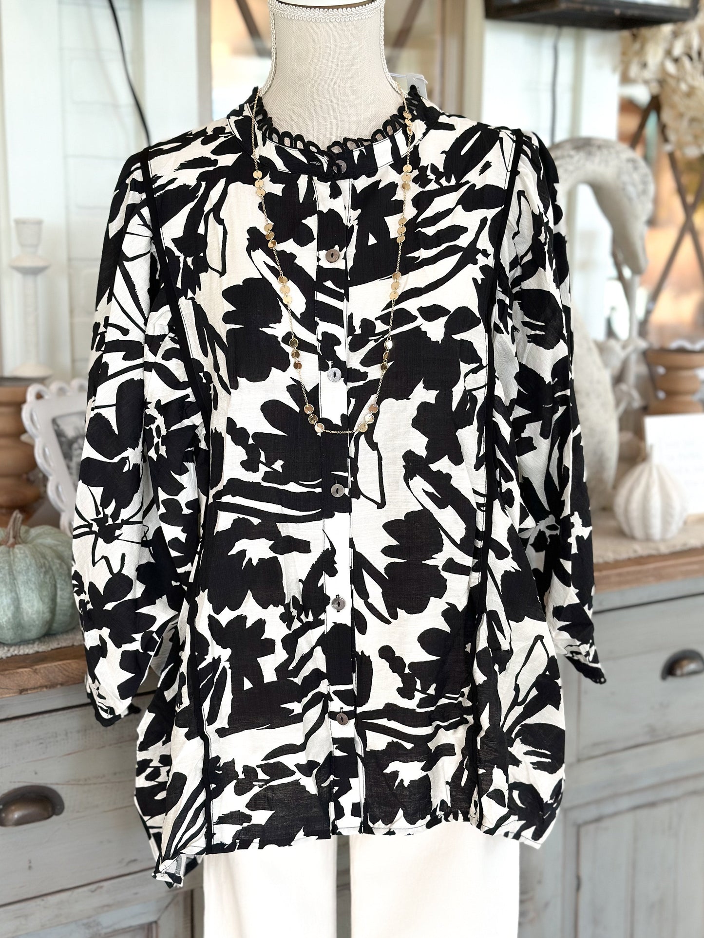 Black & White Flower Top-Curvy
