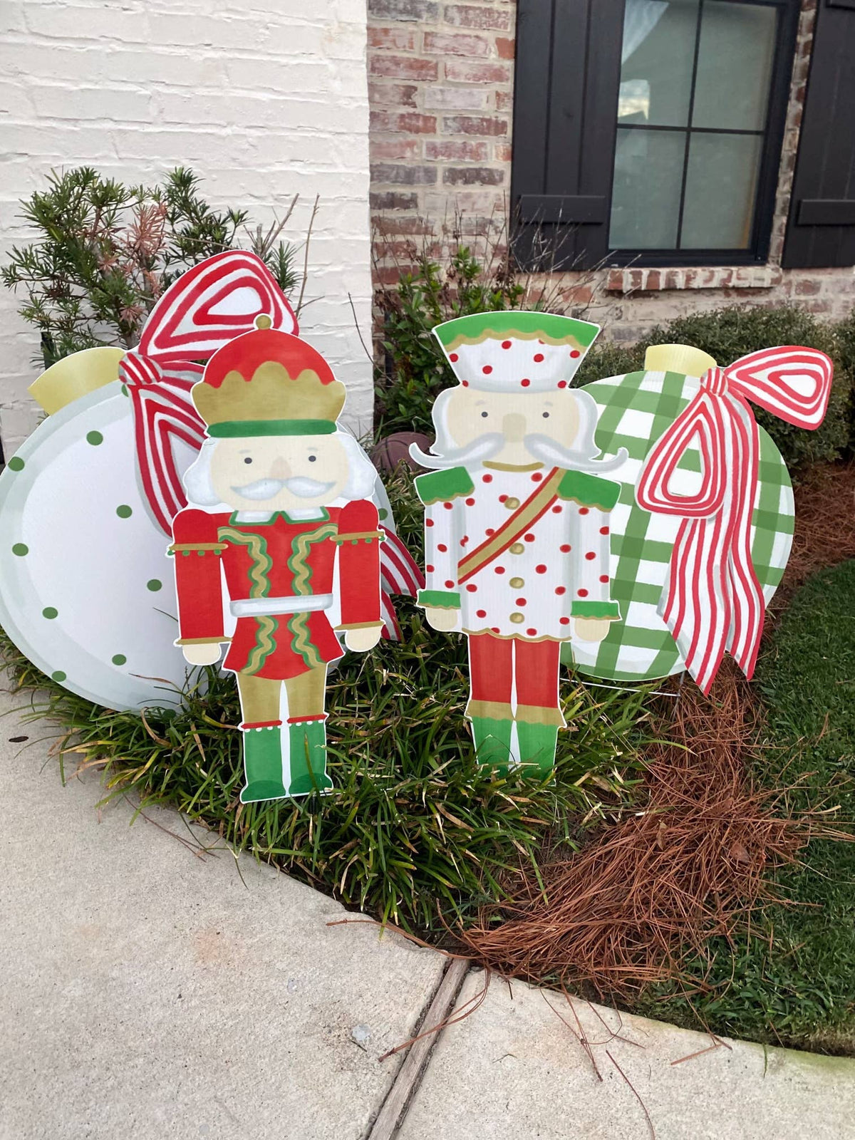 Green and white Ornaments: Medium