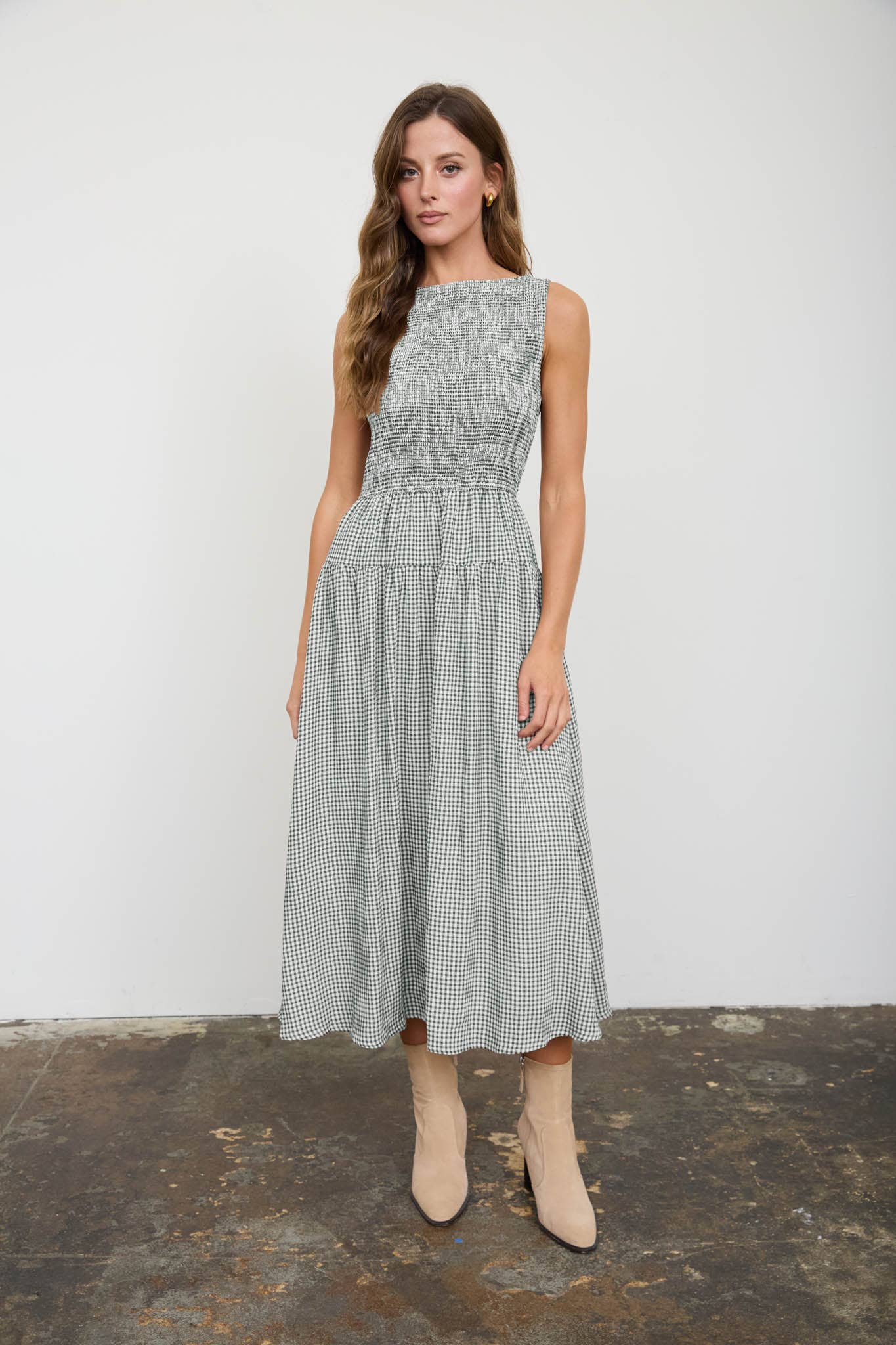 SMOCKED GINGHAM TIERED SLEEVELESS MIDI DRESS: BROWN