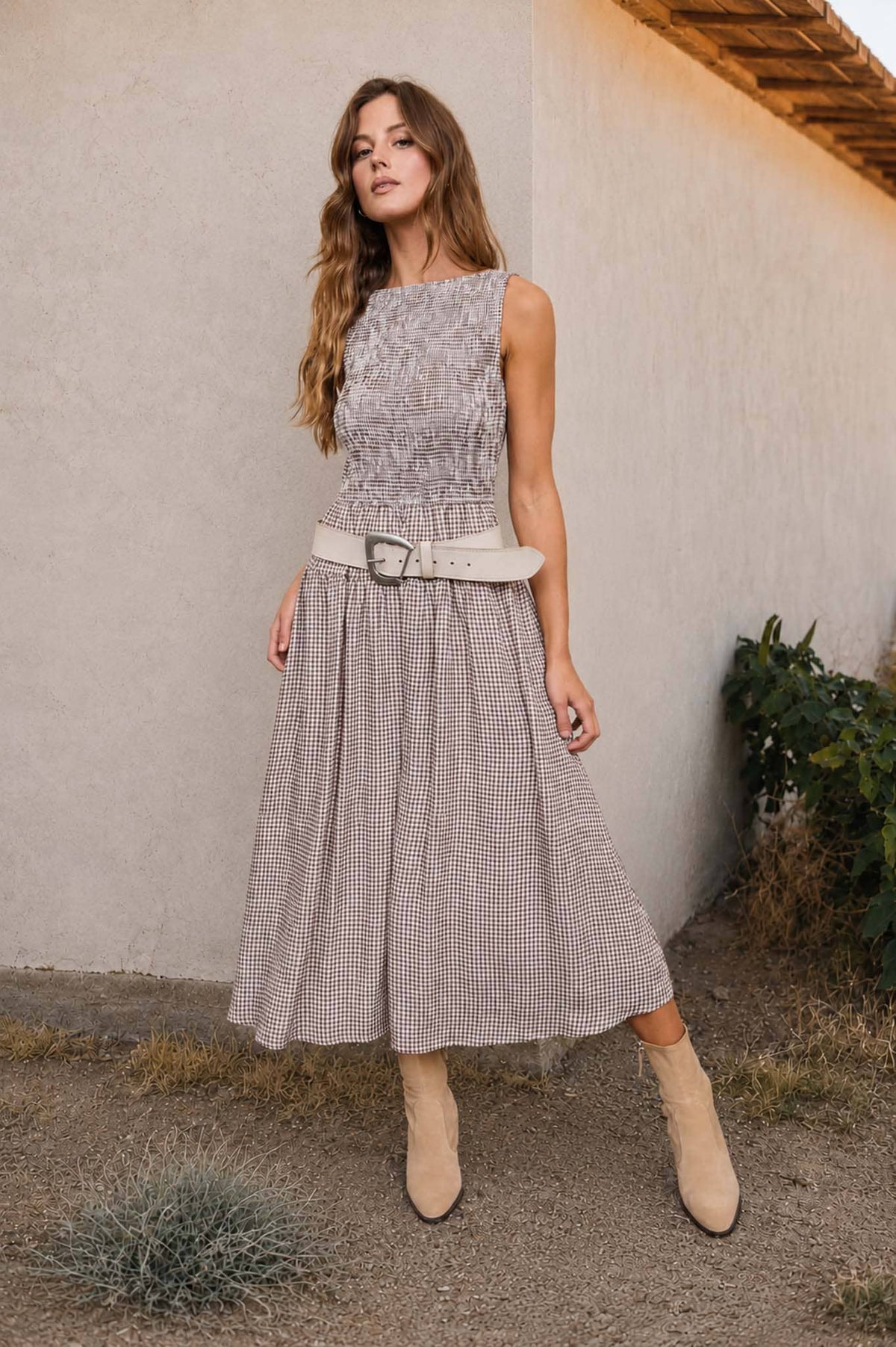 SMOCKED GINGHAM TIERED SLEEVELESS MIDI DRESS: BROWN