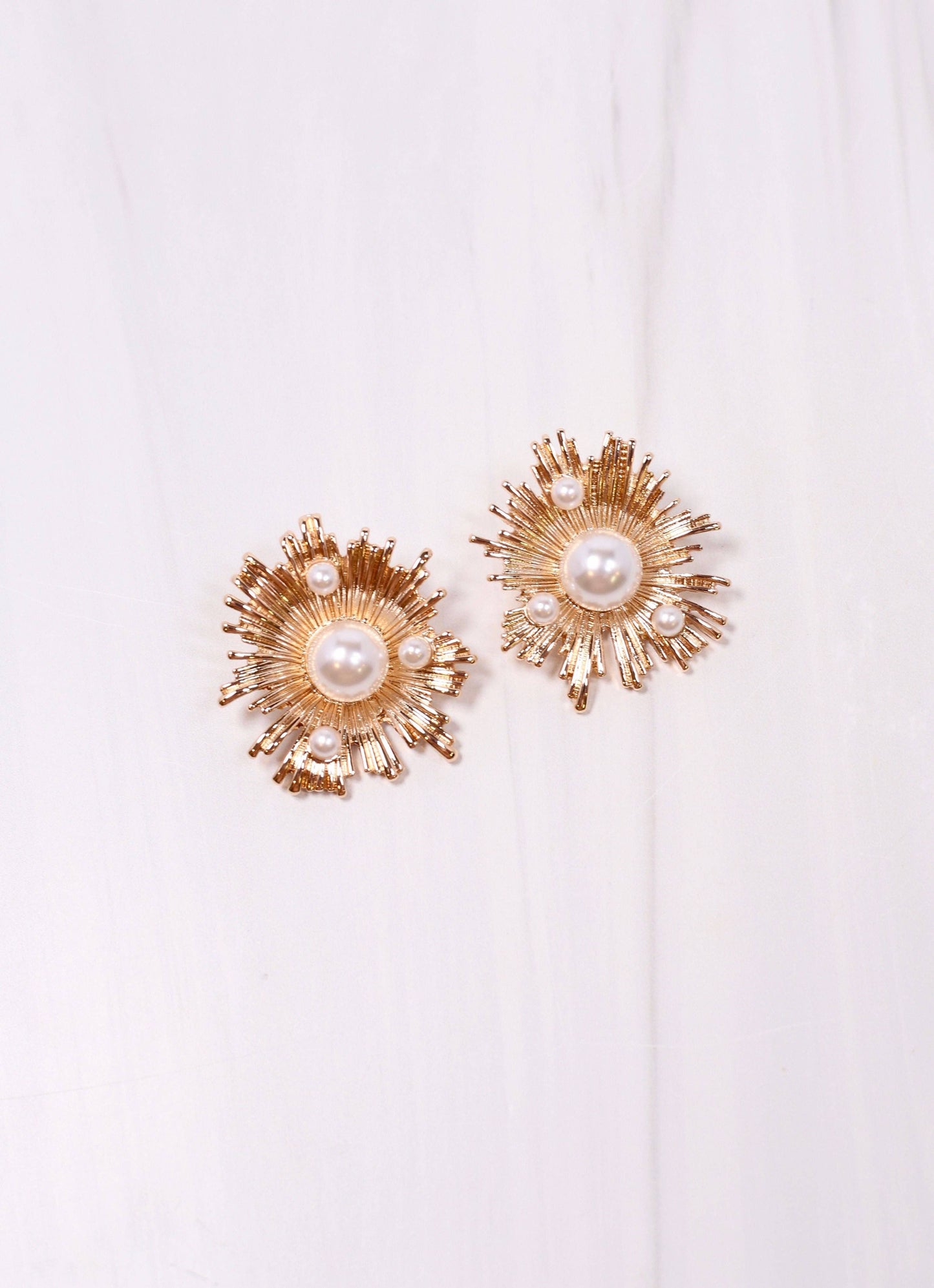 Zacherie Metal & Pearl Earring GOLD: Default
