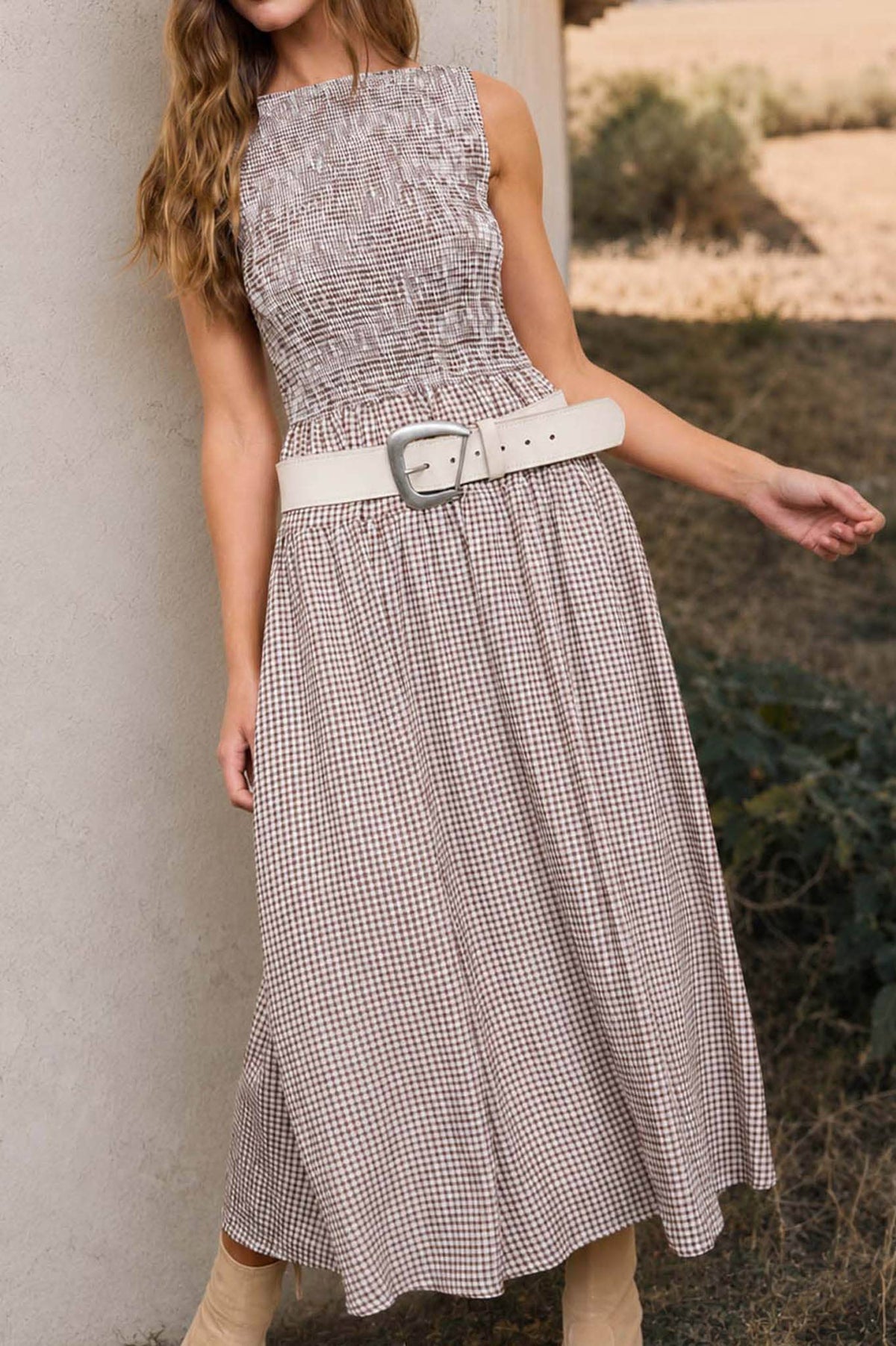 SMOCKED GINGHAM TIERED SLEEVELESS MIDI DRESS: BROWN