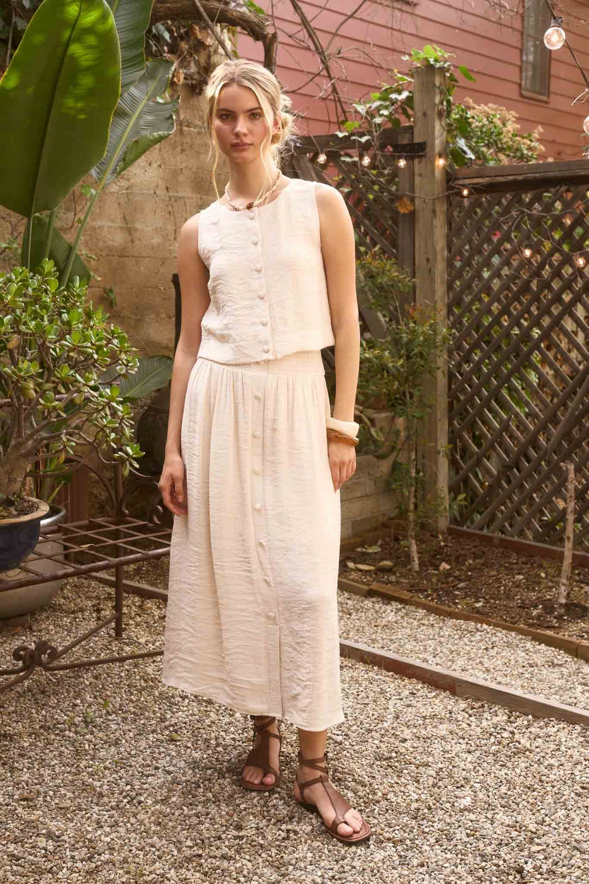TEXTURED BUTTON DOWN SLEEVELESS TOP: NATURAL