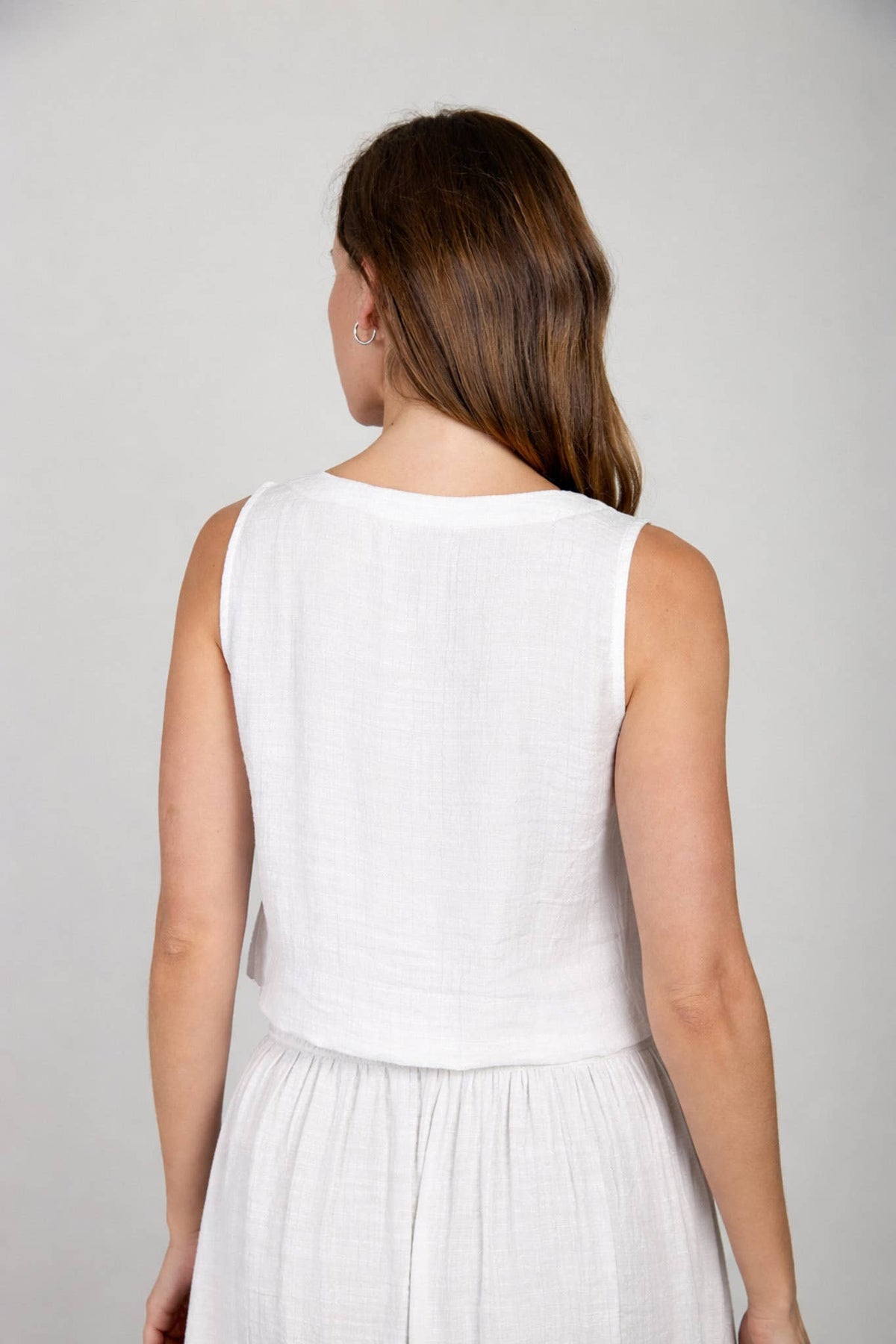 TEXTURED BUTTON DOWN SLEEVELESS TOP: NATURAL
