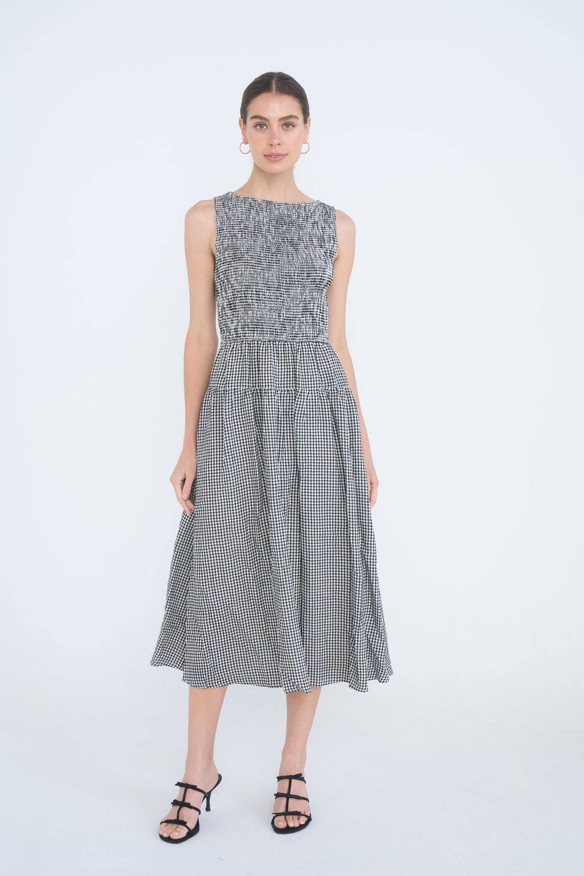 SMOCKED GINGHAM TIERED SLEEVELESS MIDI DRESS: BROWN