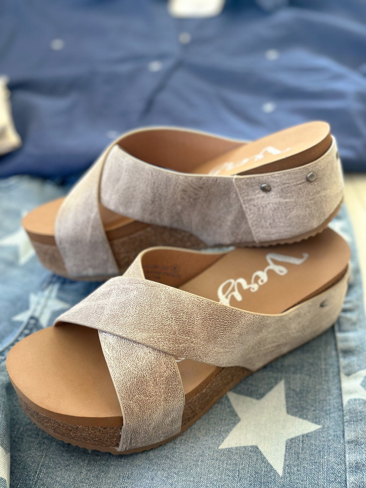Women's slip on sandal with platform cushioned wedge Color-Gold metallic