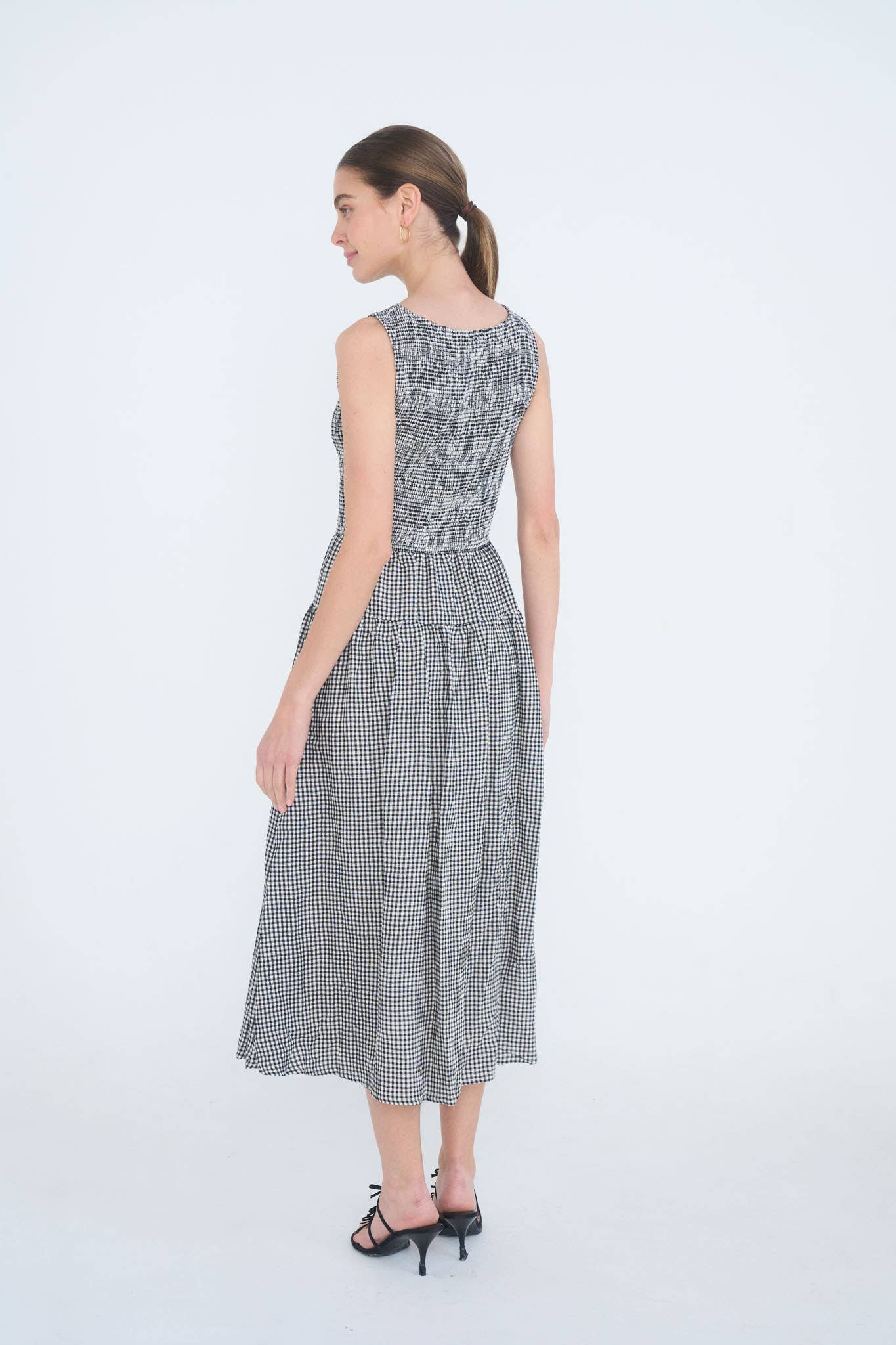 SMOCKED GINGHAM TIERED SLEEVELESS MIDI DRESS: BROWN