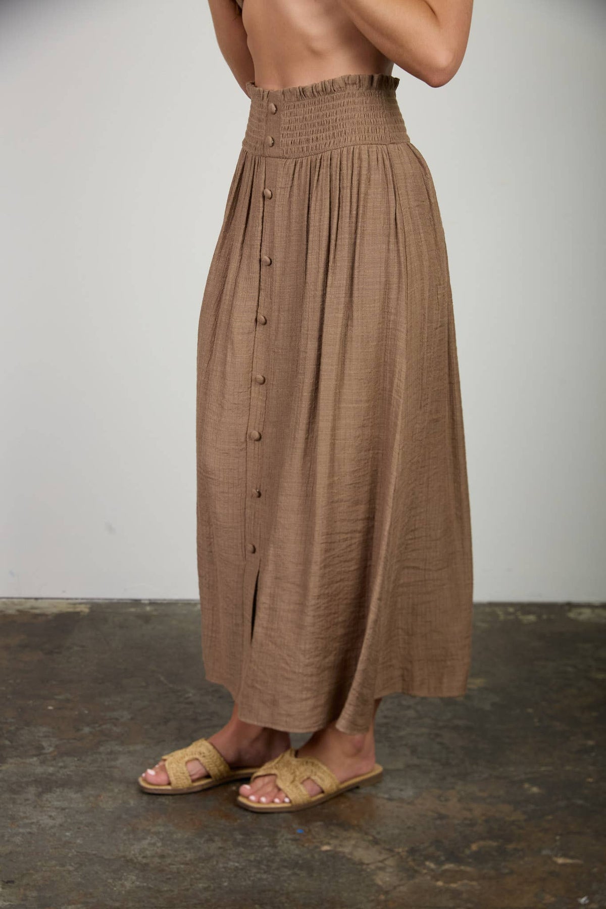 SMOCKED WAIST RUFFLE DETAIL BUTTON DOWN MIDI SKIRT: MOCHA