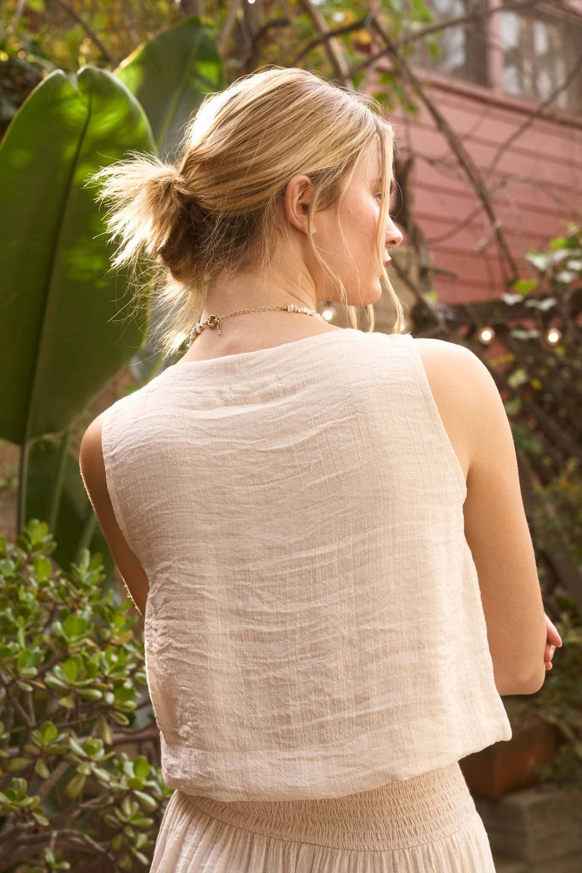 TEXTURED BUTTON DOWN SLEEVELESS TOP: NATURAL